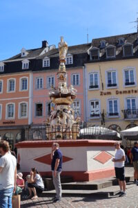 Brunnen am Hauptmarkt in Trier - September 2023_06