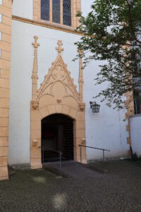 Eingang zur Marktkirche am Hauptmarkt in Trier - September 2023