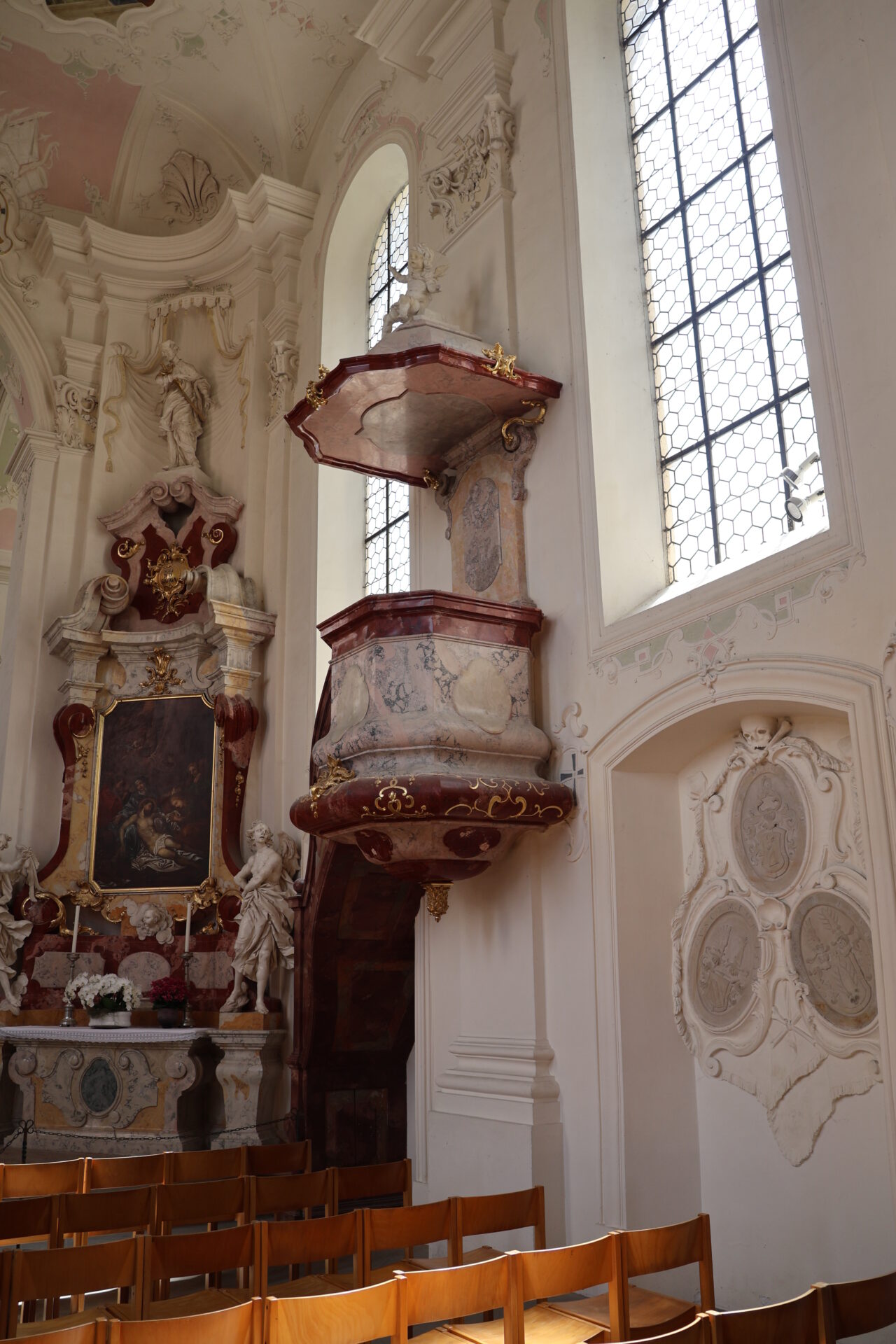 In der Schlosskapelle der Insel Mainau im Bodensee - Juli 2023_68