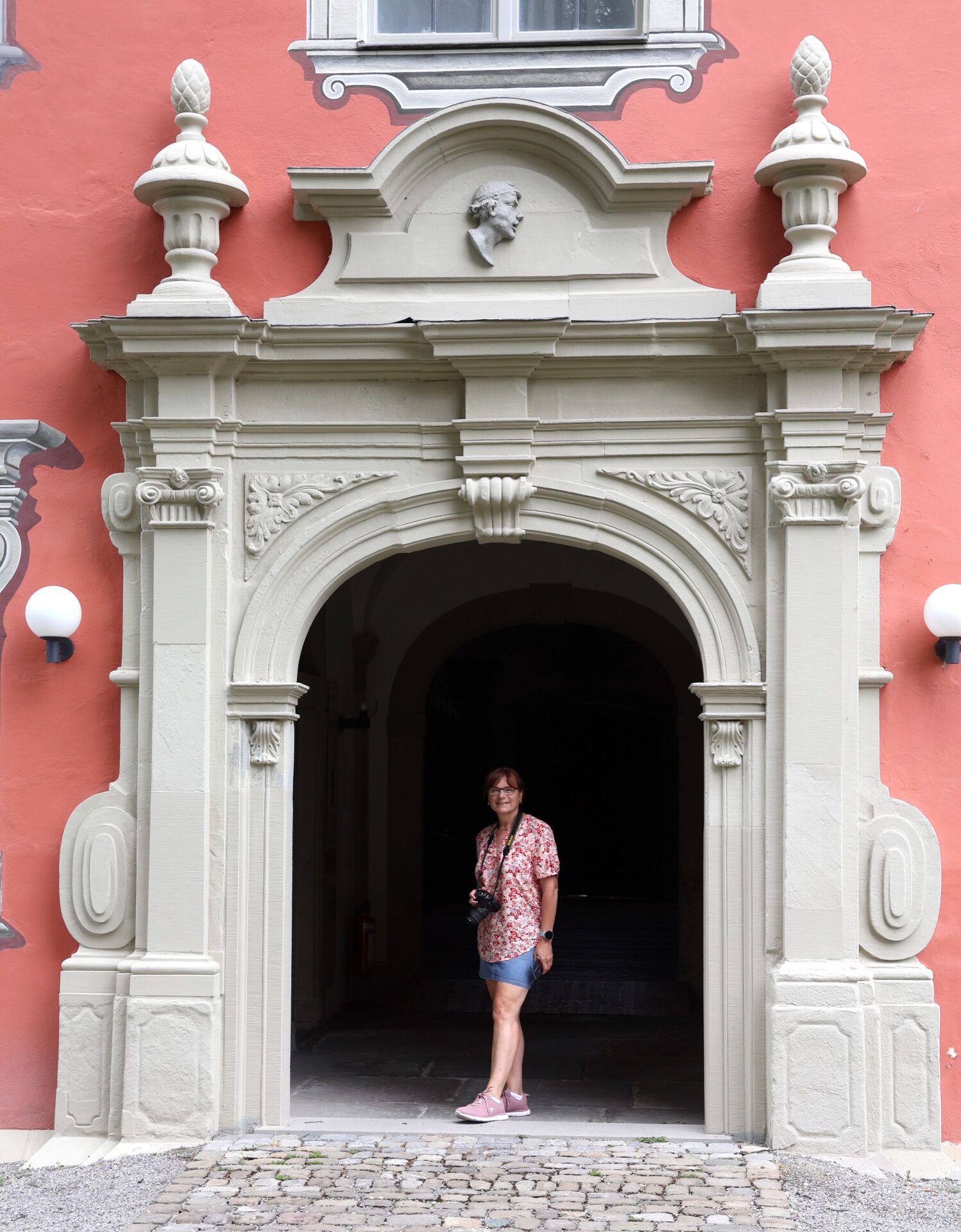 Manuela vor dem Reitstall vom Kloster und Schloss Salem - Bodensee - Juli 2023_21