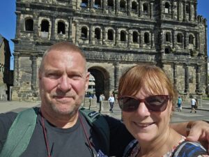 Manuela und ich vor der Porta Nigra in Trier - September 2023_02