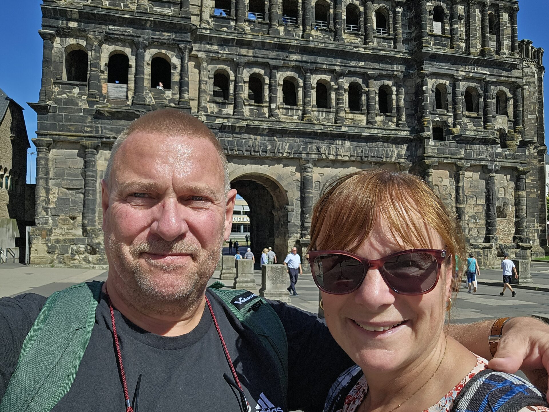 Manuela und ich vor der Porta Nigra in Trier - September 2023_02