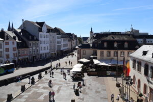 Blick auf den Platz vor der Porta Nigra in Trier - September 2023_08