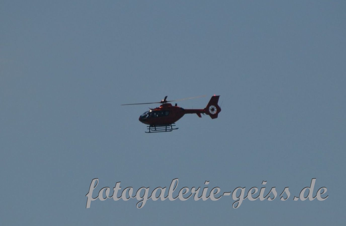 Rettungshubschrauber über Übersee am Chiemsee