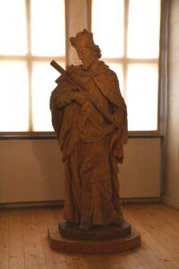 Statue im Abteimuseum im Kloster Eberbach