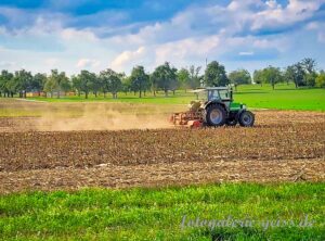 Traktor bei der Arbeit auf einem Feld I