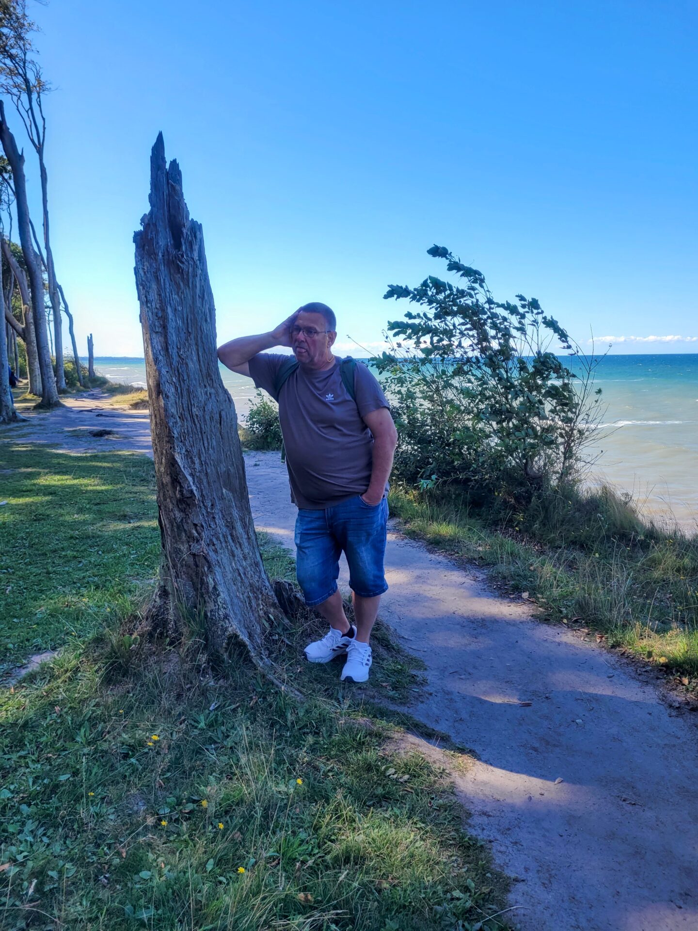 Ich an einem abgebrochenen Baum
