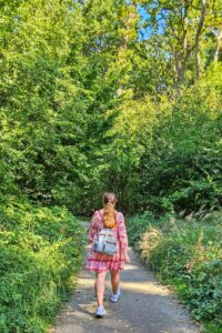 Manuela auf dem Weg zum Gespensterwald Nienhagen