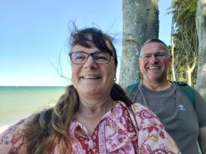 Manuela und ich an der Küste im Gespensterwald Nienhagen