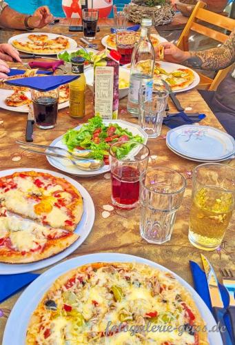 Ein-schoener-Abend-mit-guten-Freunden-und-selbstgemachter-Pizza