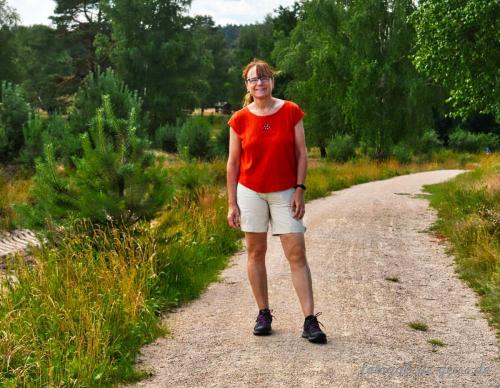 Manuela-beim-wandern-in-der-Lueneburger-Heide-I