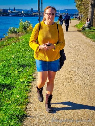 Manuela fotografiert beim Spaziergang am Rhein