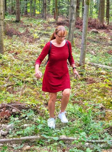 Manuela im Wald auf dem Weg zum Linsenholzsee bei-Goeppingen auf der Schwaebischen Alb