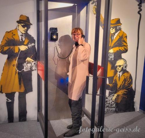 Manuela-in-einer-Telefonzelle-auf-der-Banksy-Ausstellung-in-Mainz