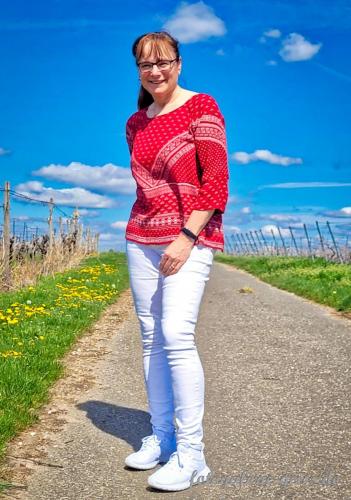 Meine-liebe-Frau-Manuela-beim-Spaziergang-in-den-Weinbergen-zwischen-Mainz-Kostheim-und-Hochheim-am-Main