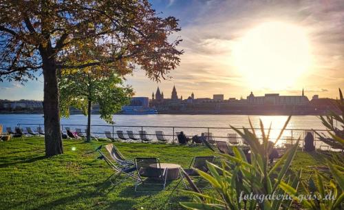 Blick-ueber-den-Biergarten-der-Bastion-von-Schoenborn-auf-Mainz-I