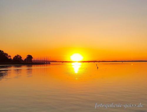 Sonnenuntergang-am-Dampfersteg-in-Uebersee-aufgenommen