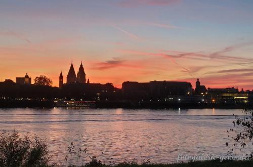 Sonnenuntergang-ueber-Mainz-auf-dem-Rhein