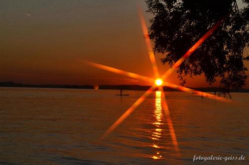 Sonnenuntergang-ueber-dem-Chiemsee-mit-SUPs