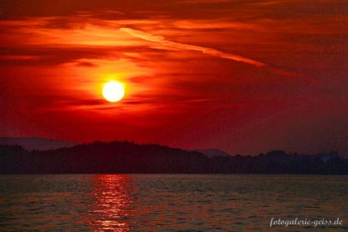 Sonnenuntergang-vom-Boot-aus-auf-dem-schoenen-Chiemsee
